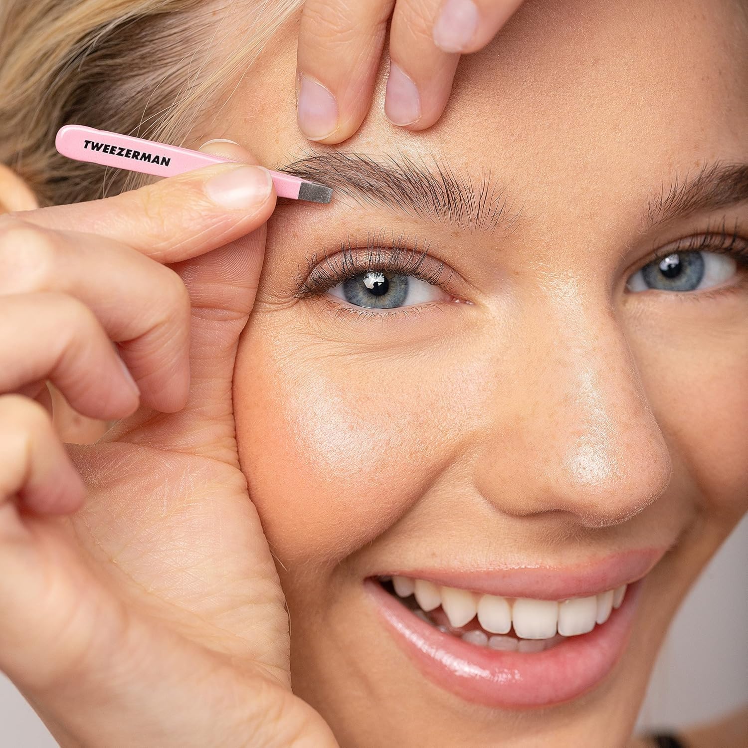 Thumbnail 3 de TWEEZERMAN Micro Mini Pinzetten Set (3-teilig) fürs Augenbrauenzupfen in Reisegröße – Pink