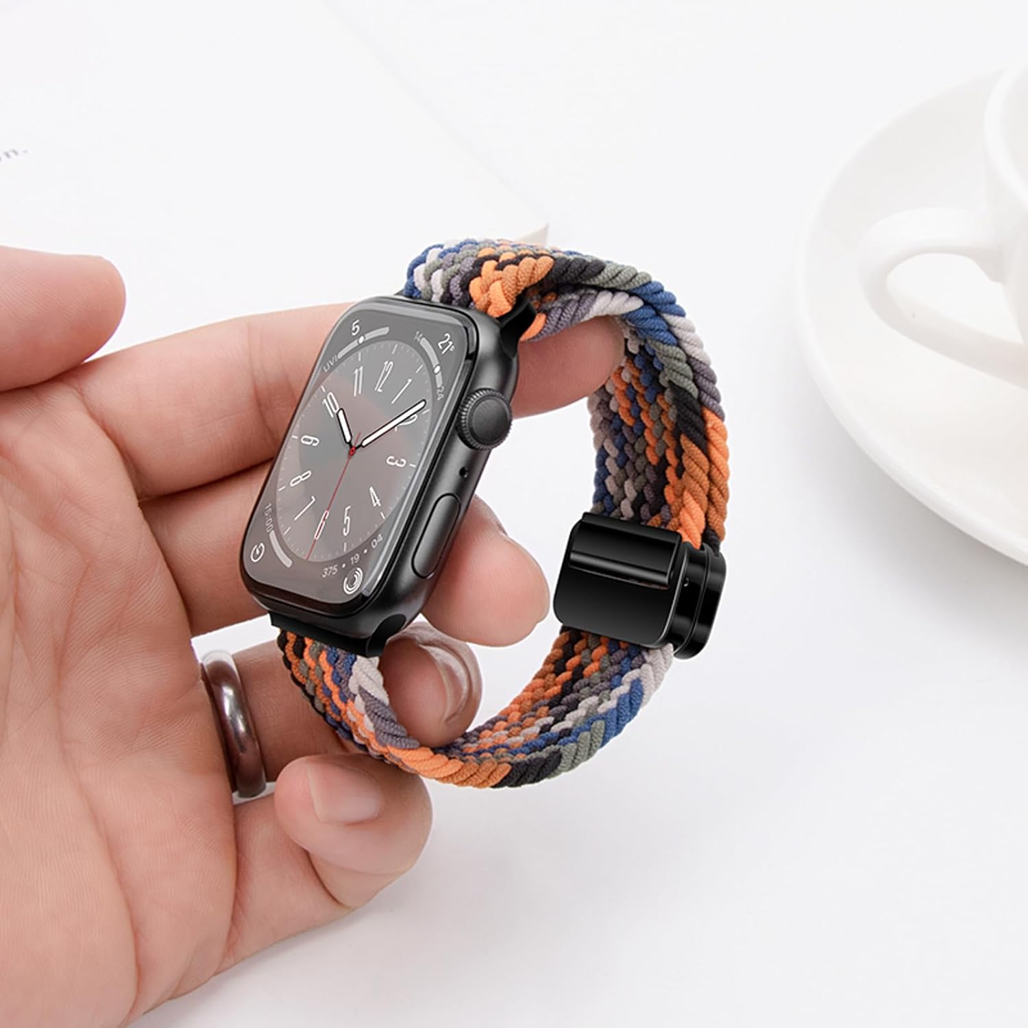 Detalle 2 de Elasticated Magnetic Nylon Apple Watch Strap — 38–49mm, adjustable 14–21 cm