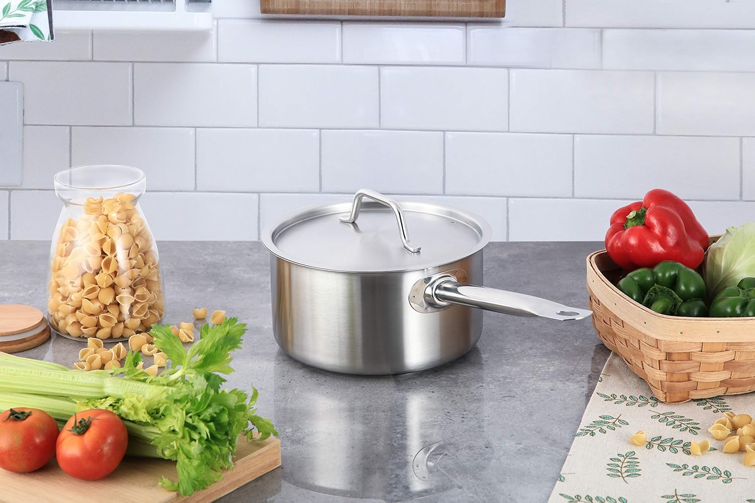 Thumbnail 4 de Amazon Basics Edelstahl-Stielkasserolle mit Deckel, 1,9 l – gerade Seiten für Saucen, Aufwärmen & mehr