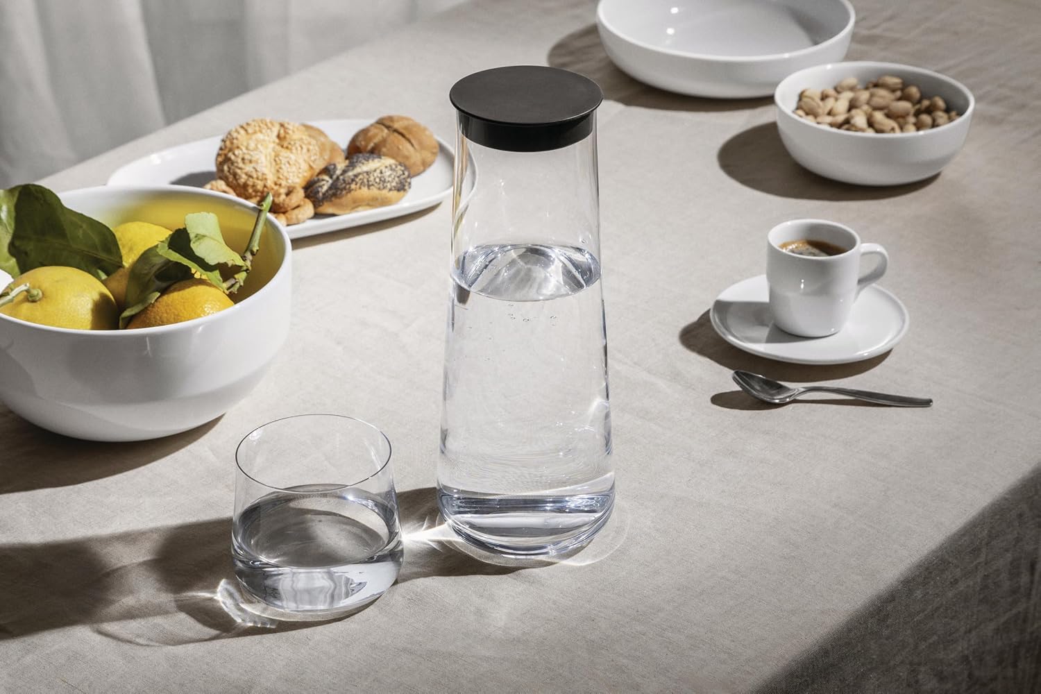 Detalle 2 de Alessi Eugenia NF09/3100 – Caraffa di Design in Vetro Cristallino da 110 cl, tappo in silicone