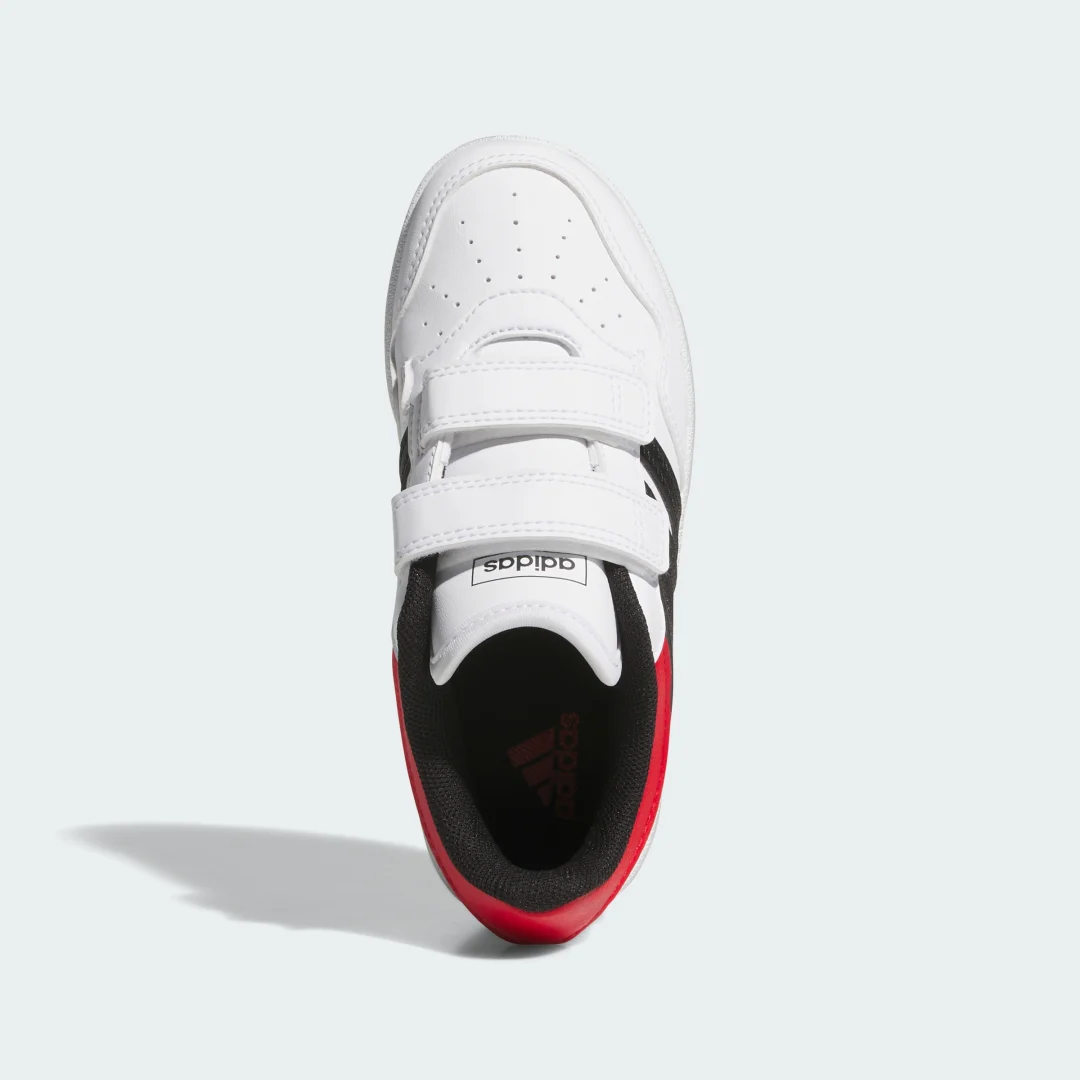 Detalle de Hoops 4.0 de Adidas: comodidad y versatilidad en blanco