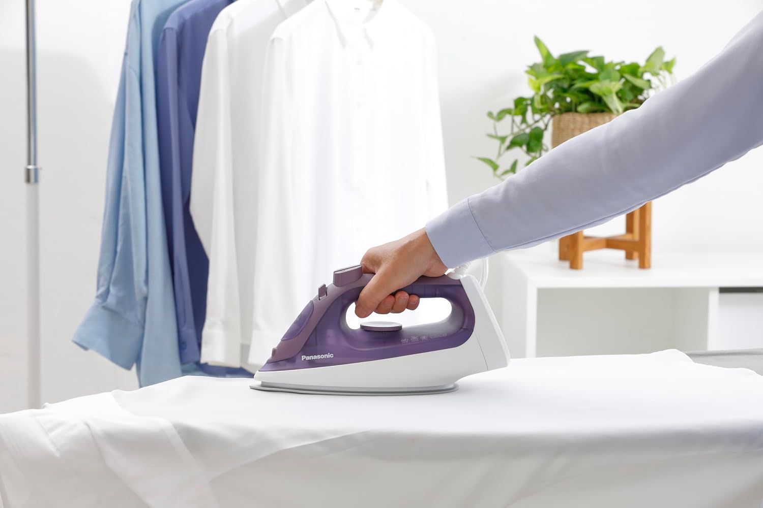 Detalle 1 de Panasonic NIS630V Steam Iron, Violet, with Vertical Steam and Auto Shutoff