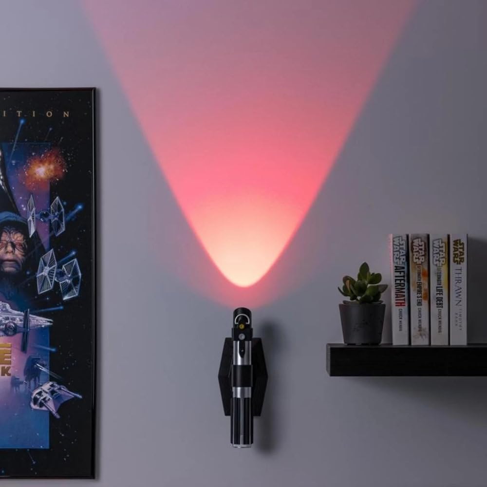 Thumbnail 3 de Luce da Parete Lightsaber Star Wars Uplighter Ufficiale — LED rosso, decorazione Sith & Jedi, alimentata a batterie