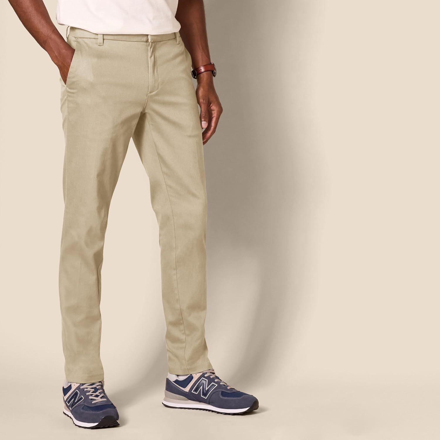 Thumbnail 6 de Amazon Essentials Herren Stretch-Chinohose mit schmaler Passform und flacher Vorderseite
