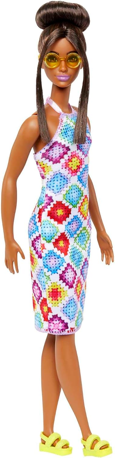 Detalle de Barbie Fashionistas #210 HJT07 Doll with Crocheted Dress and Yellow Sandals
