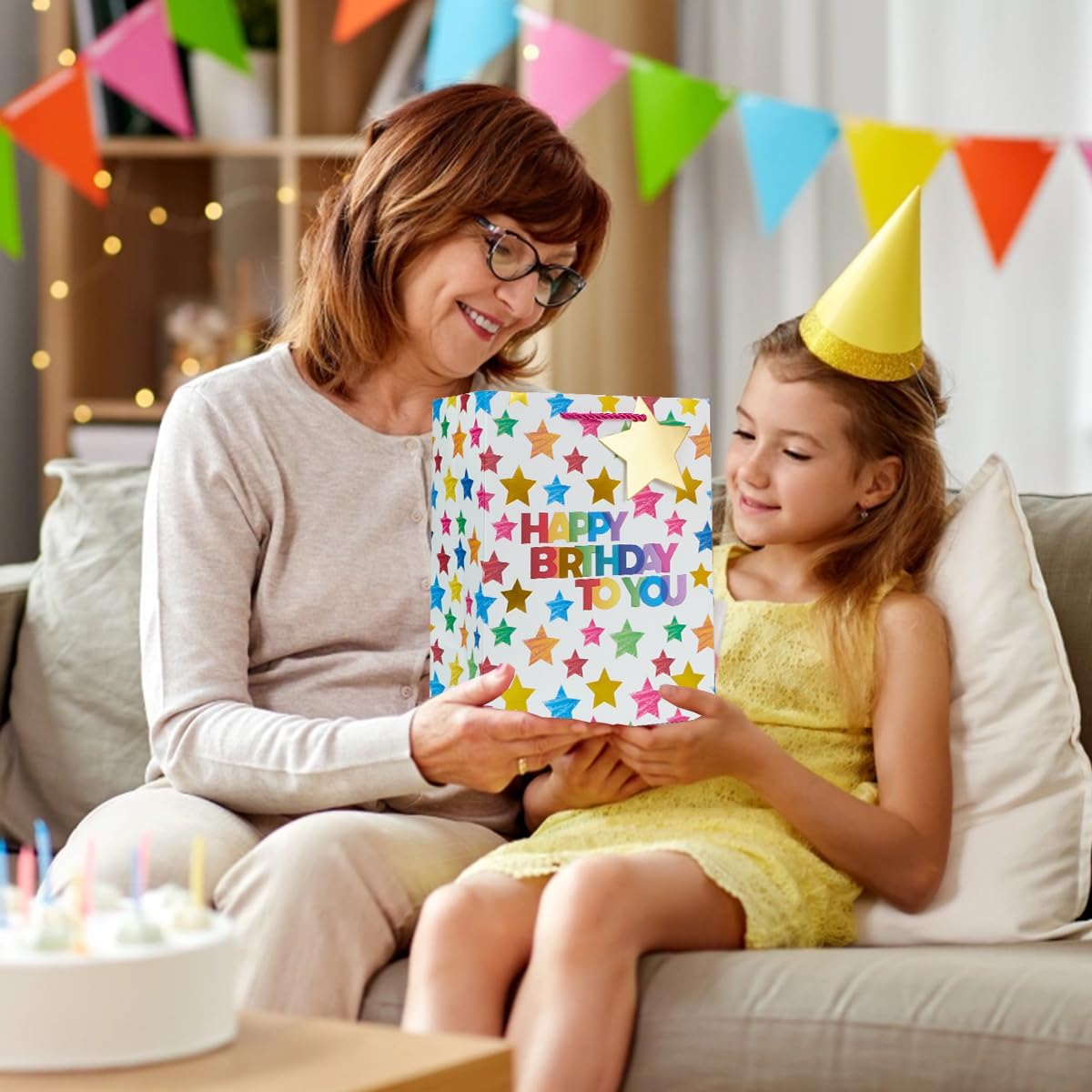 Detalle 2 de Happy Birthday Gift Bag Bulk: 3 Assorted Sized Gift Bags with Handles and Tags (White)