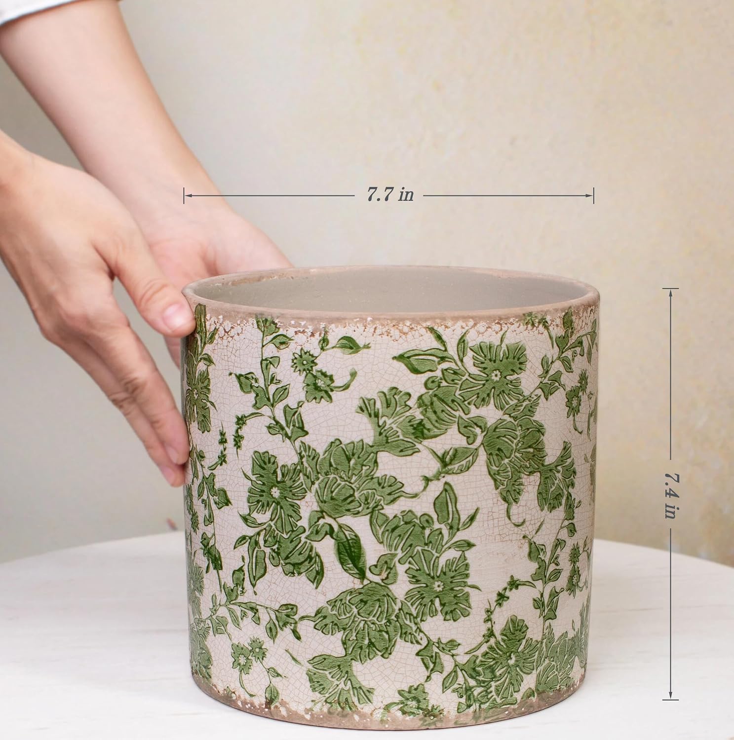 Detalle 2 de Xiaan Jiaju 7.7" Ceramic Planter with Floral Crackle Glaze and Drainage