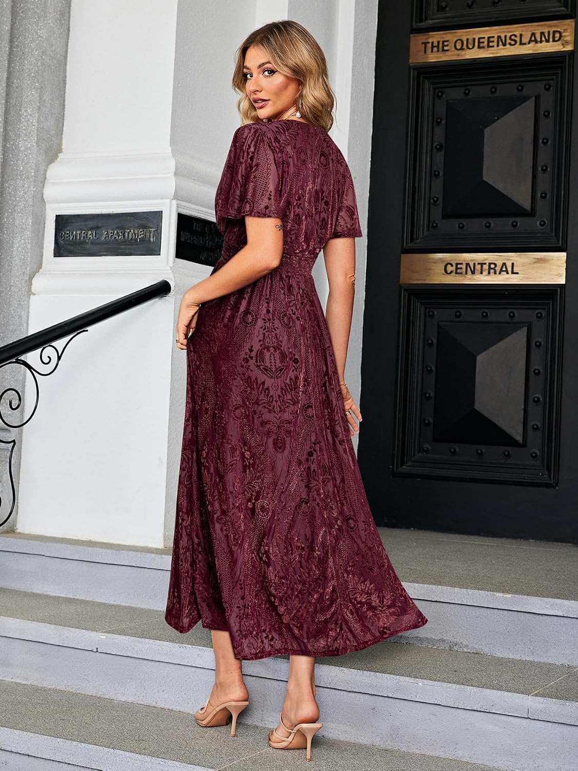 Detalle 1 de Simplee M22DR0215 Women's Velvet Maxi Dress, V-Neck, Short Sleeves