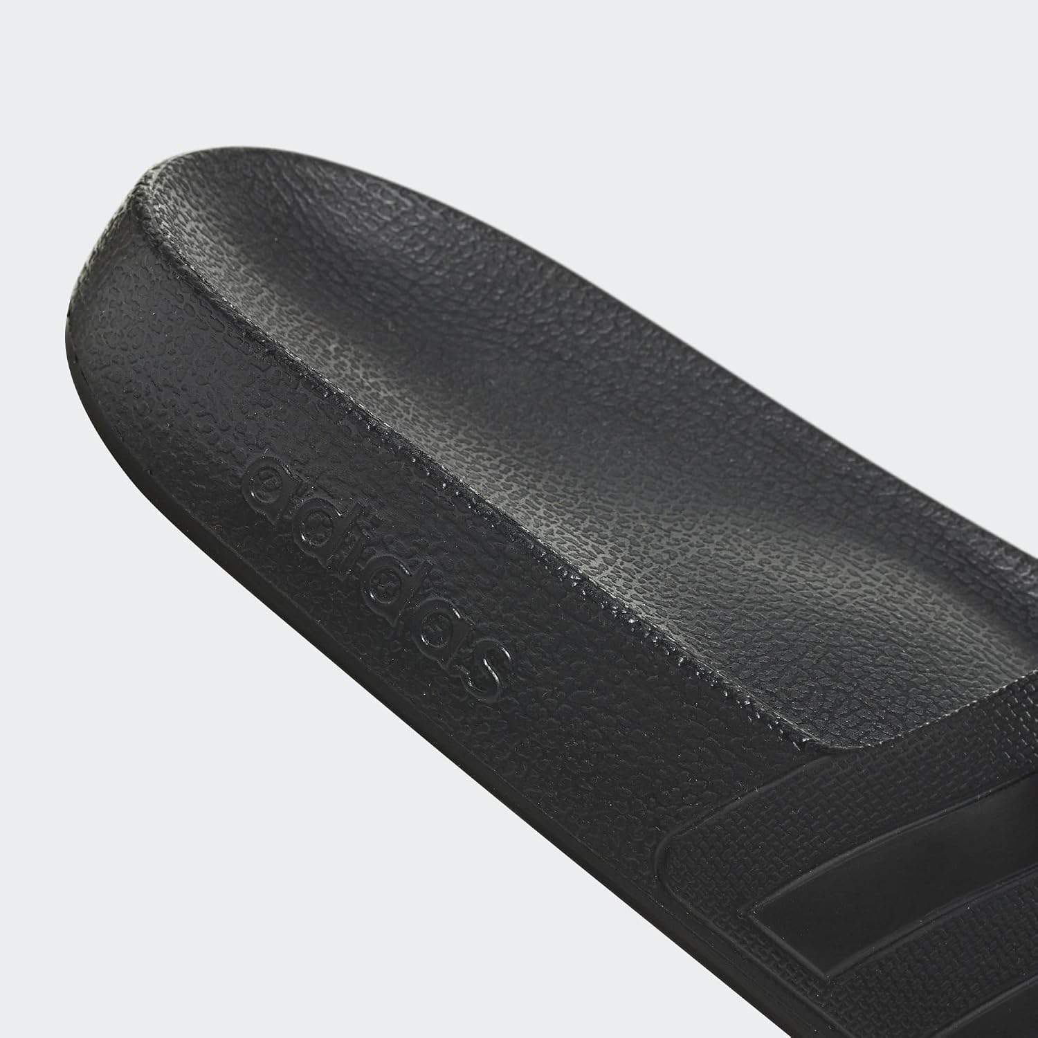 Detalle de Adidas Unisex Adilette Aqua Slides Core Black – pragmatic everyday comfort