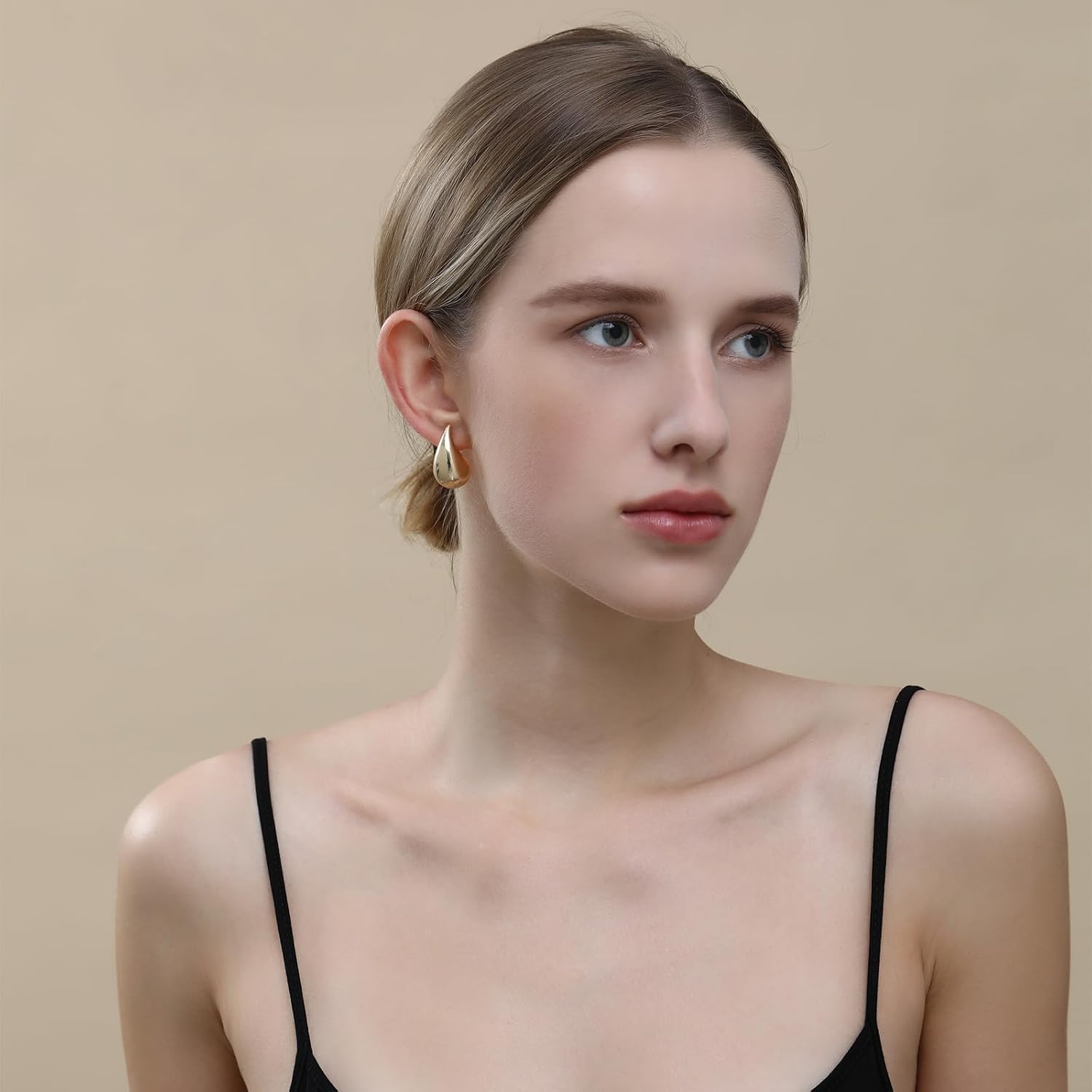Detalle de Apsvo Hoop Earrings, 14K Gold Plated