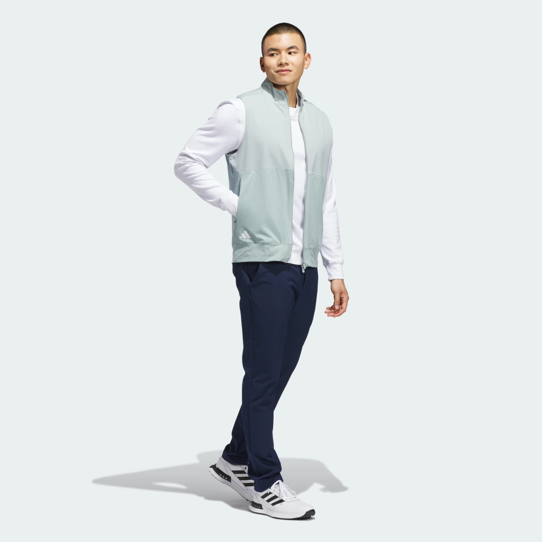 Detalle de Chaleco Ultimate365 Tour Full-Zip de Adidas: versatilidad en verde para tus entrenamientos