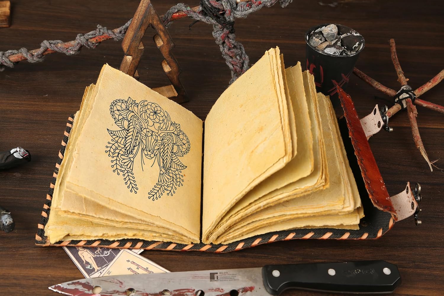 Detalle 2 de ULCH Hocus Pocus Spell Book, 8 x 6-Inch Leather Cover with Lock