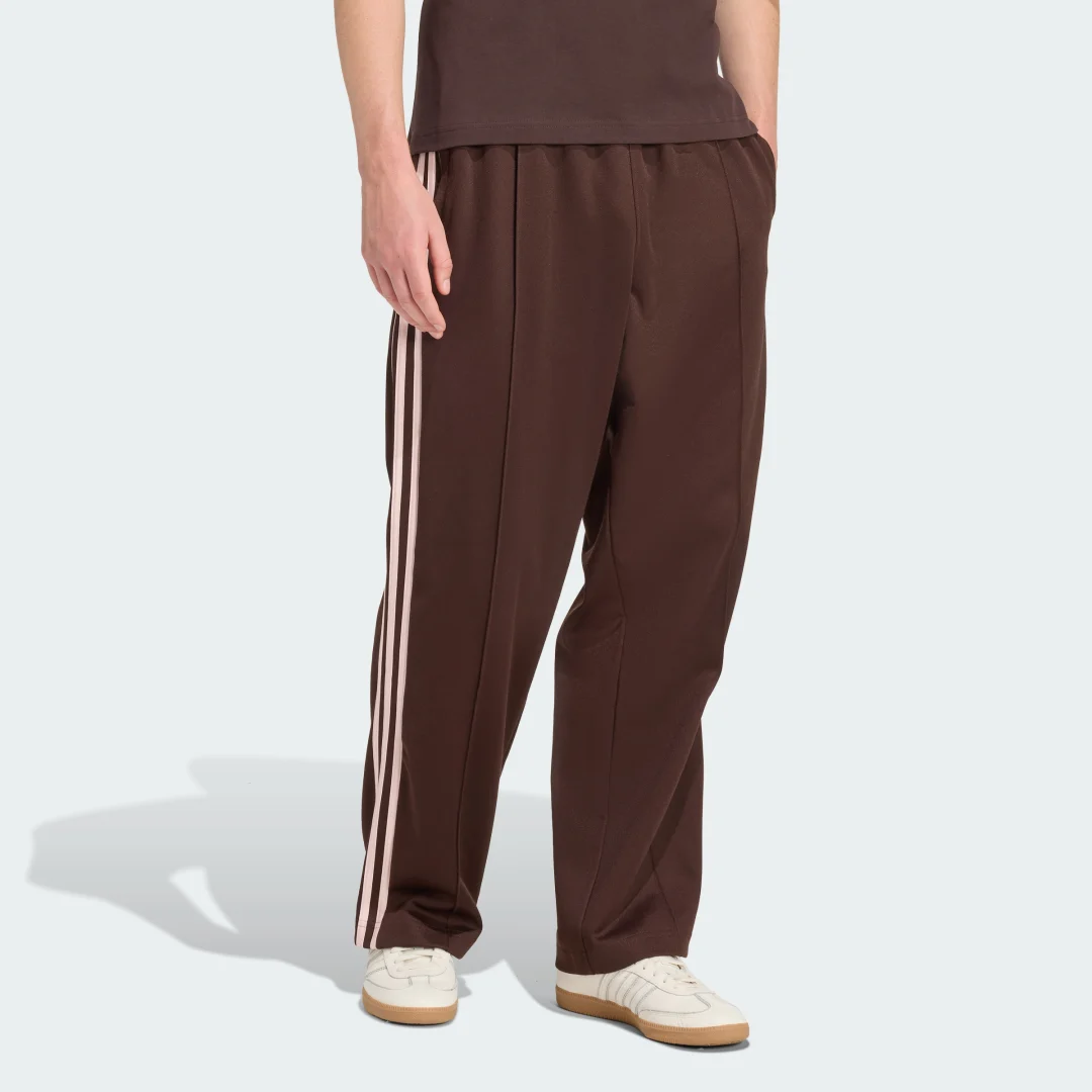Detalle de Pantalón Baggy Adidas: estilo desenfadado y comodidad para el día a día