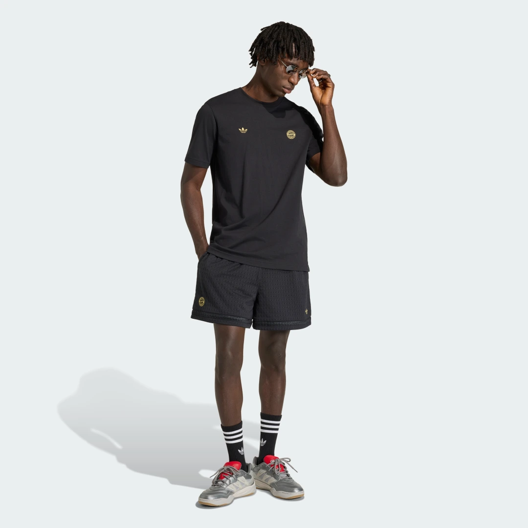 Detalle de Pantalón corto FC Bayern de Adidas: versión negra para fanáticos que buscan comodidad
