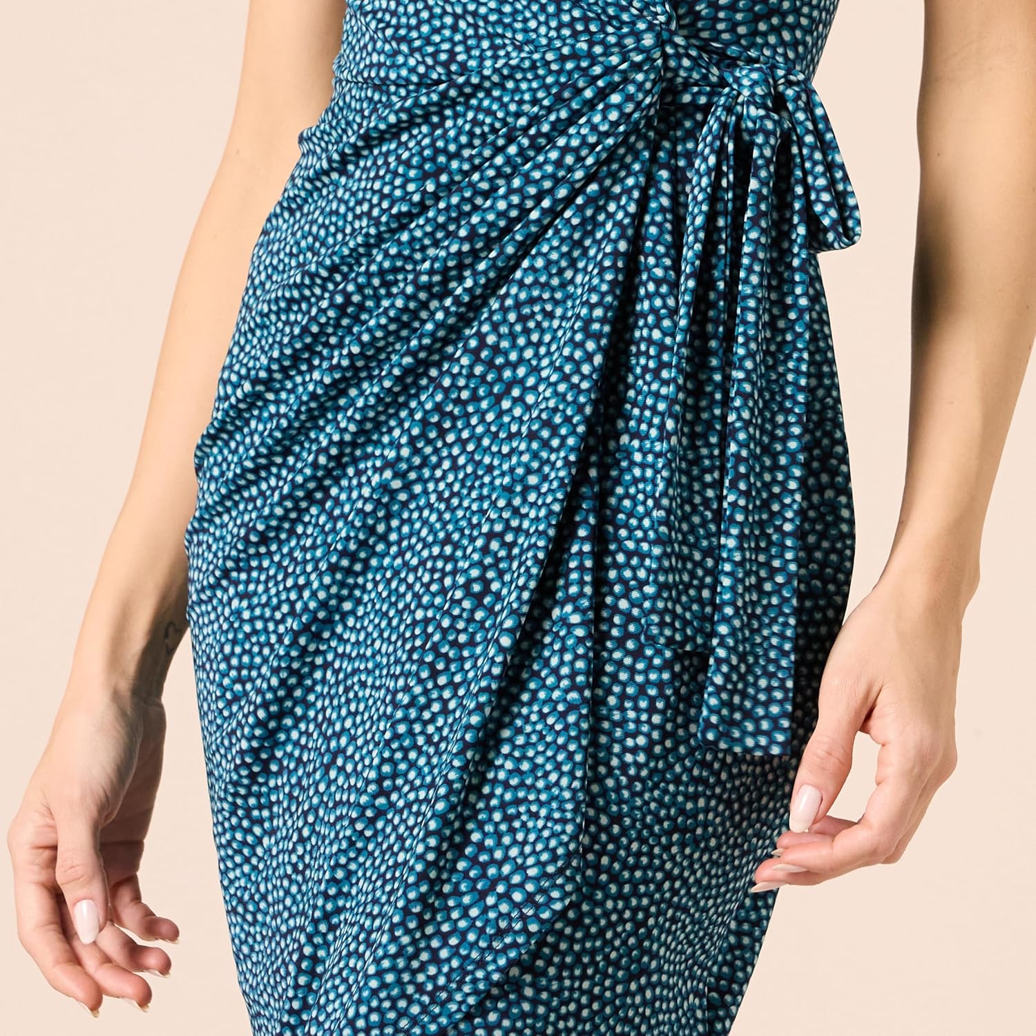Thumbnail 3 de Amazon Essentials Damen Wickelkleid mit Flügelärmeln – klassisch, bequem & für Übergrößen erhältlich
