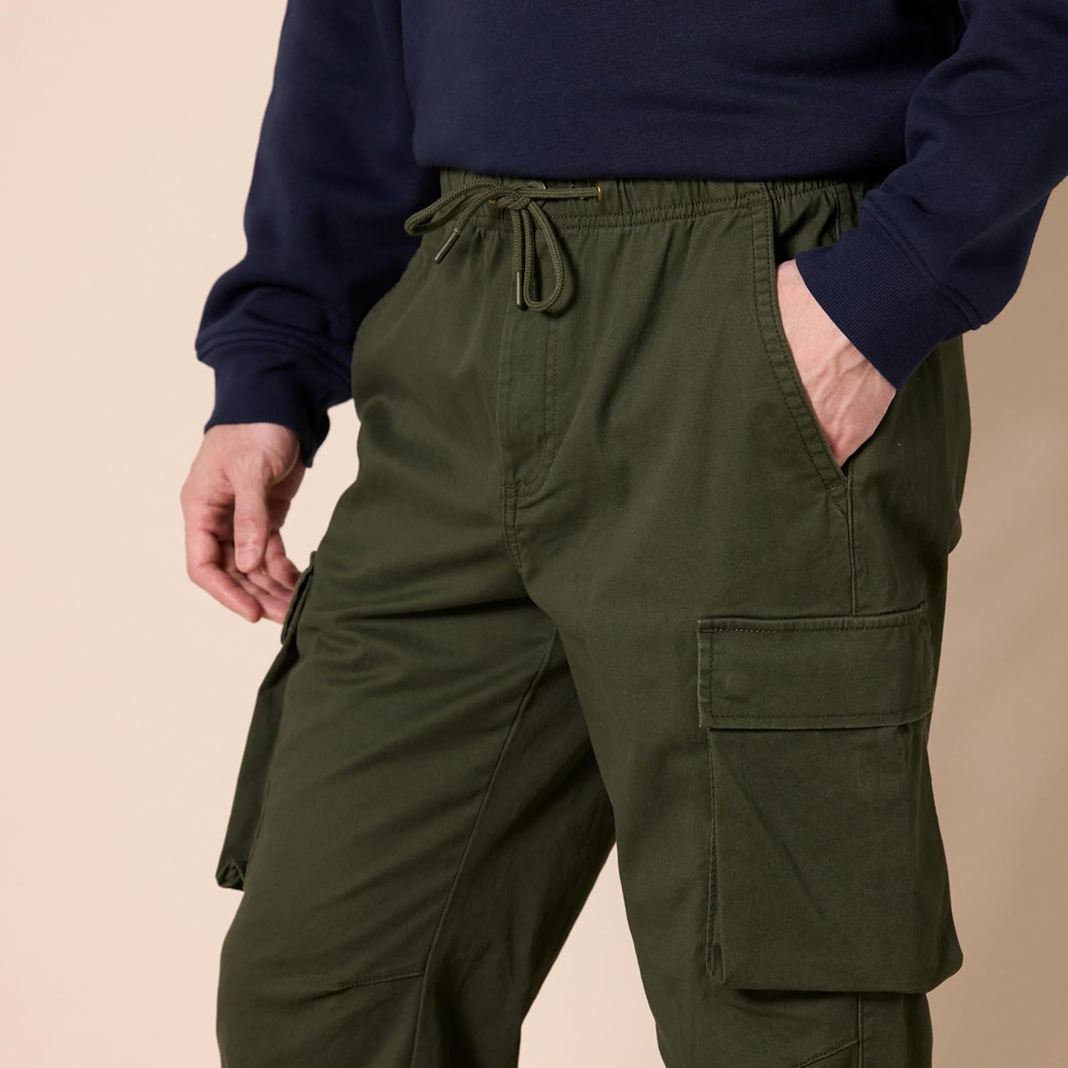Thumbnail 3 de Amazon Essentials Men’s Drawstring-Waist Regular-Fit Cargo Joggers with Stretch Cotton Twill