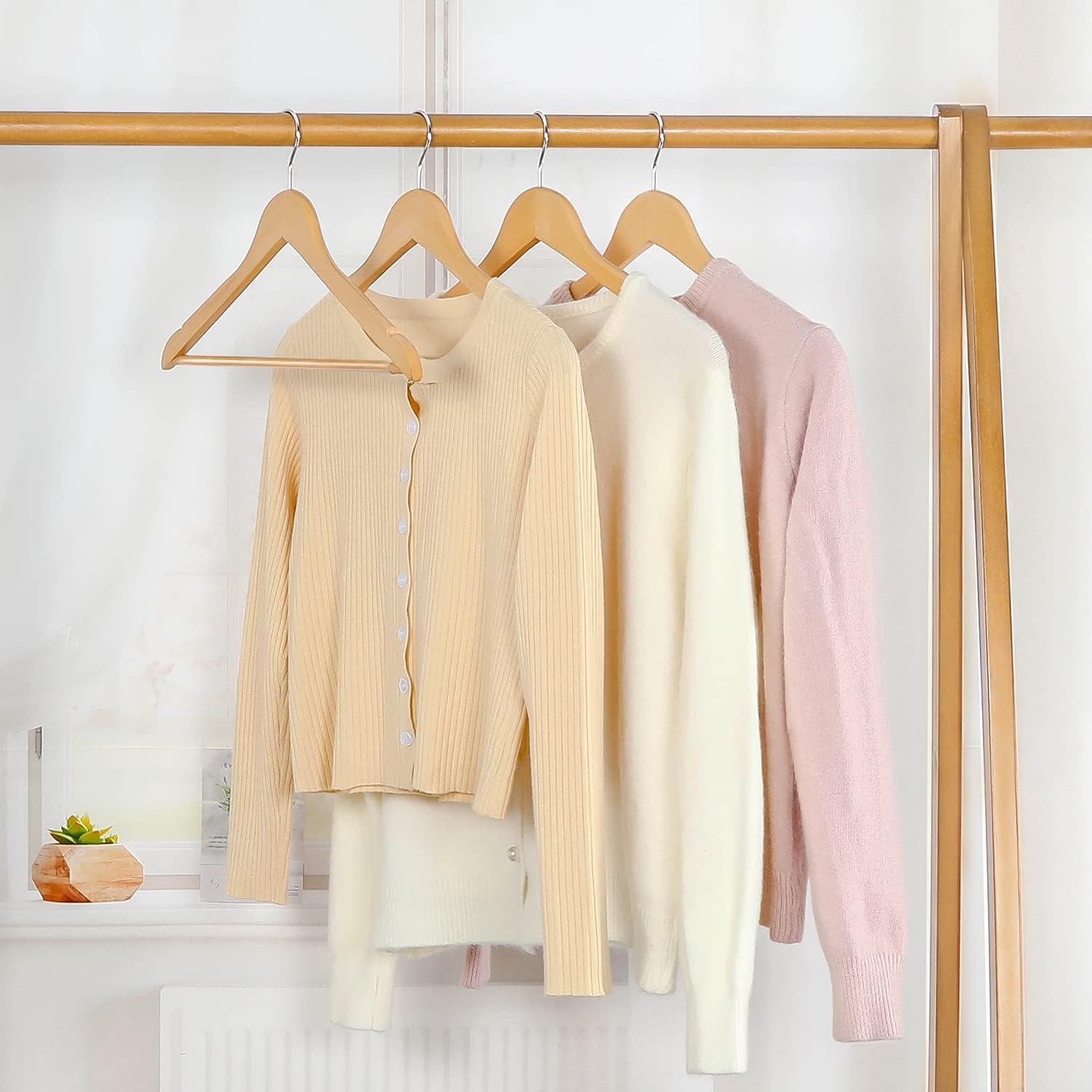 Detalle 1 de TOPIA HANGER CT34N30 Wooden Hangers, 30 Pack with Non-Slip Pants Bar