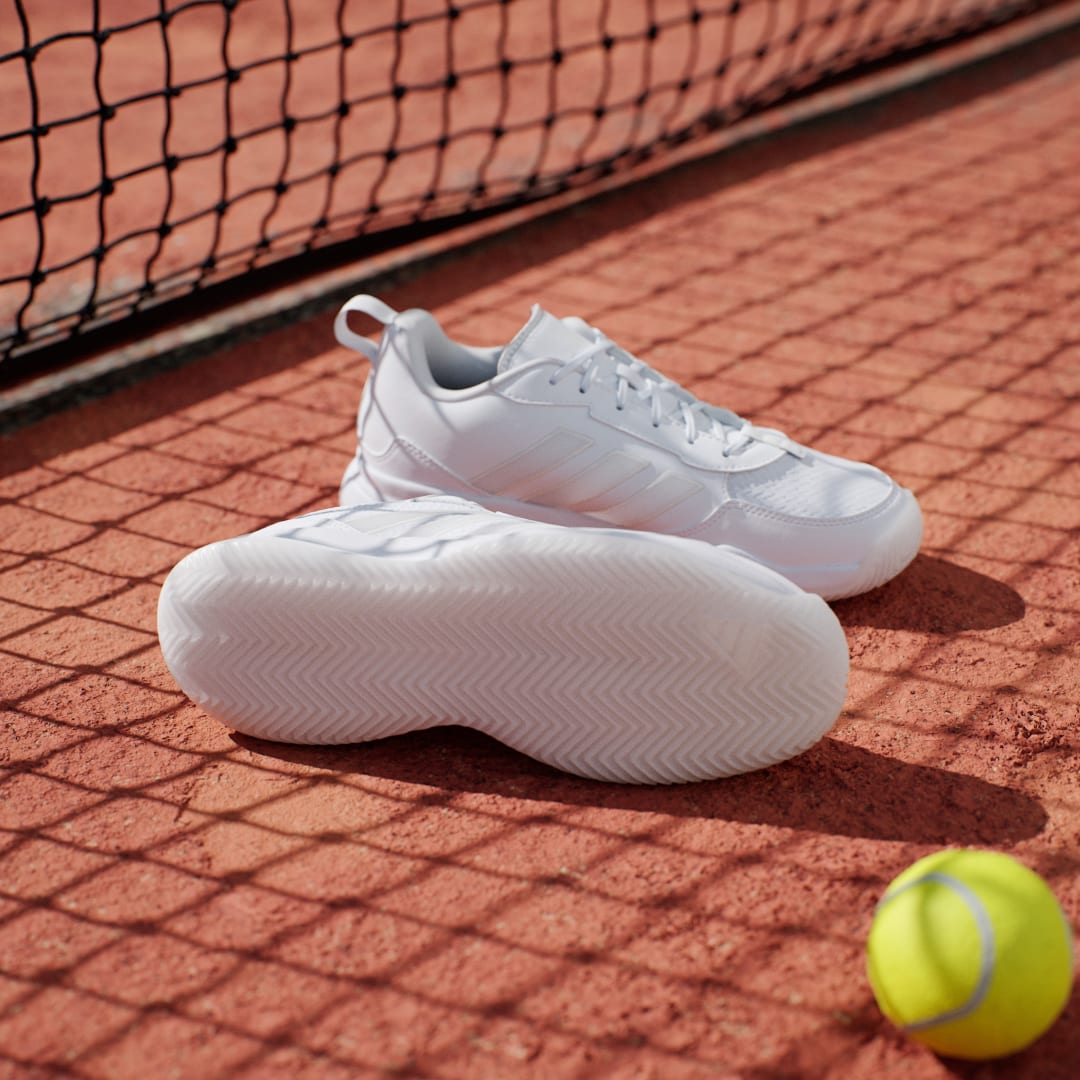 Detalle de Zapatilla de tenis Avaflash de Adidas: comodidad y estilo en blanco para entrenos y partidos
