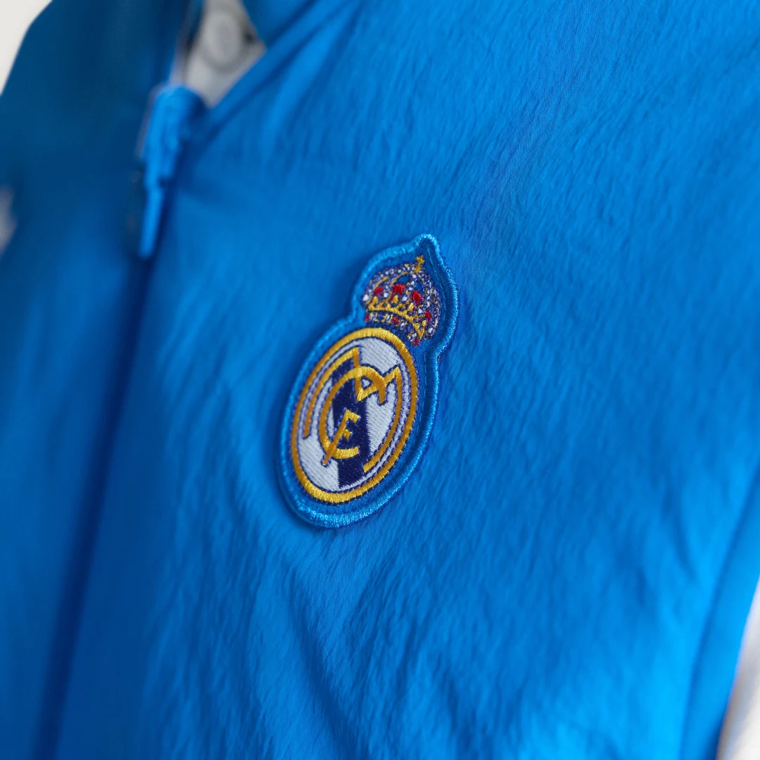 Detalle 2 de Chaleco Real Madrid Terrace Icons de Adidas – estilo y comodidad para fans