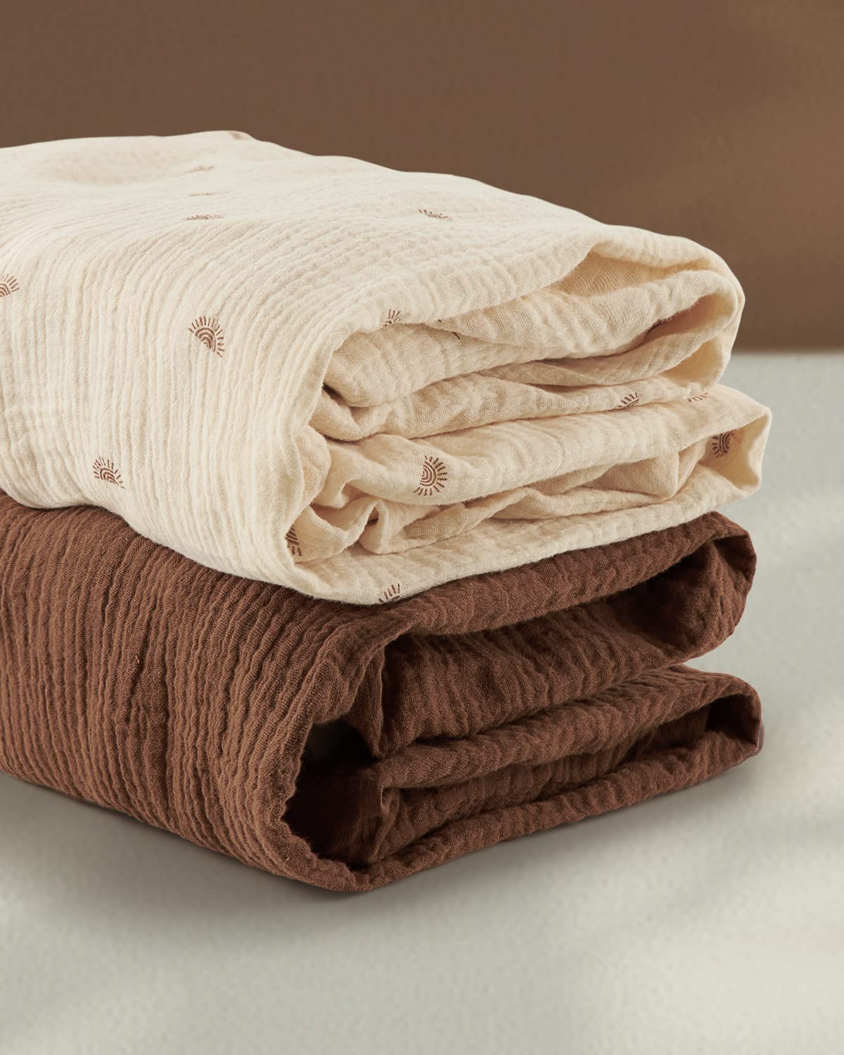 Detalle 2 de Blissful Diary Muslin Mini Crib Sheets (Pack N Play), 2-Pack — Sunshine & Brown