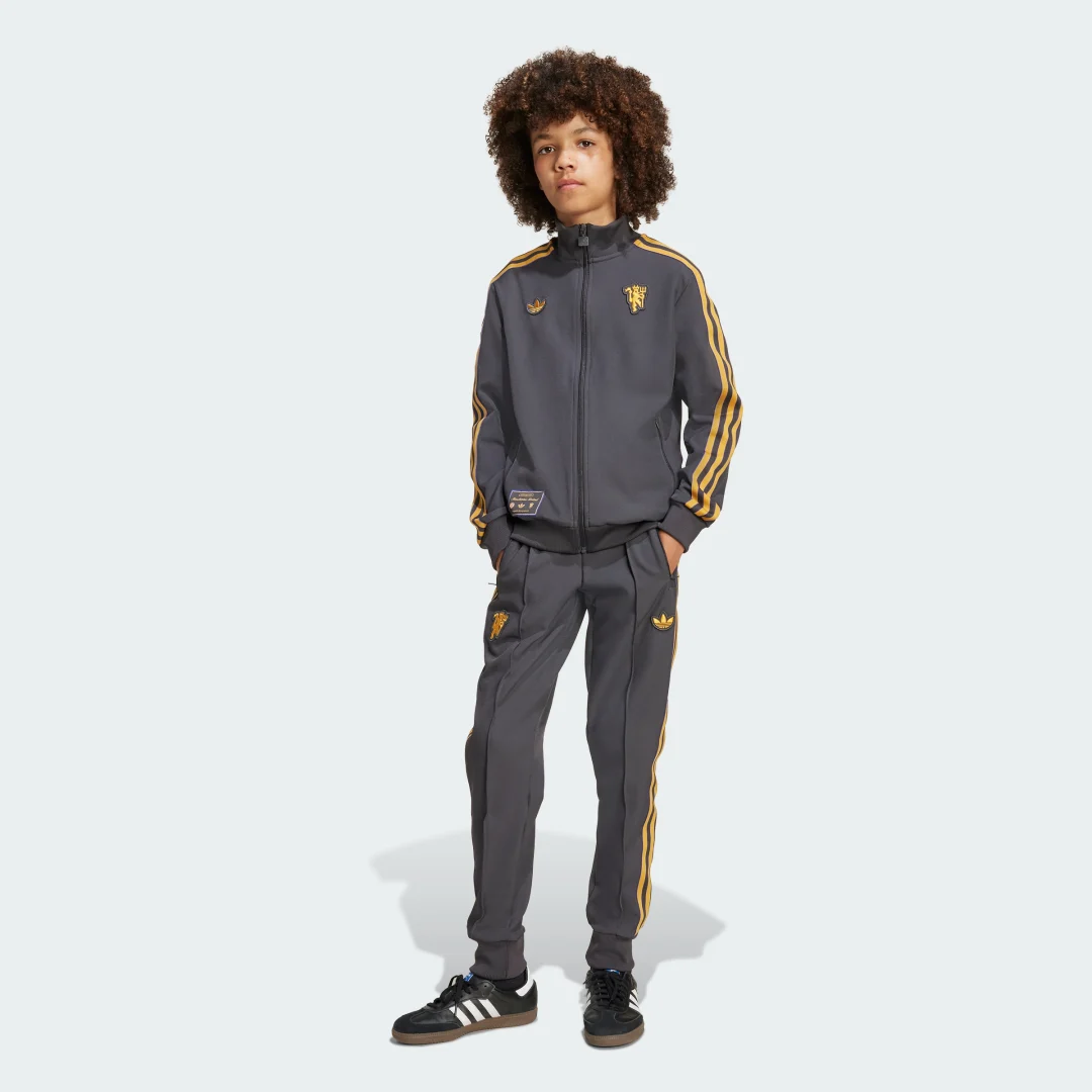 Detalle de Chaqueta deportiva Terrace Icons Manchester United de Adidas en negro