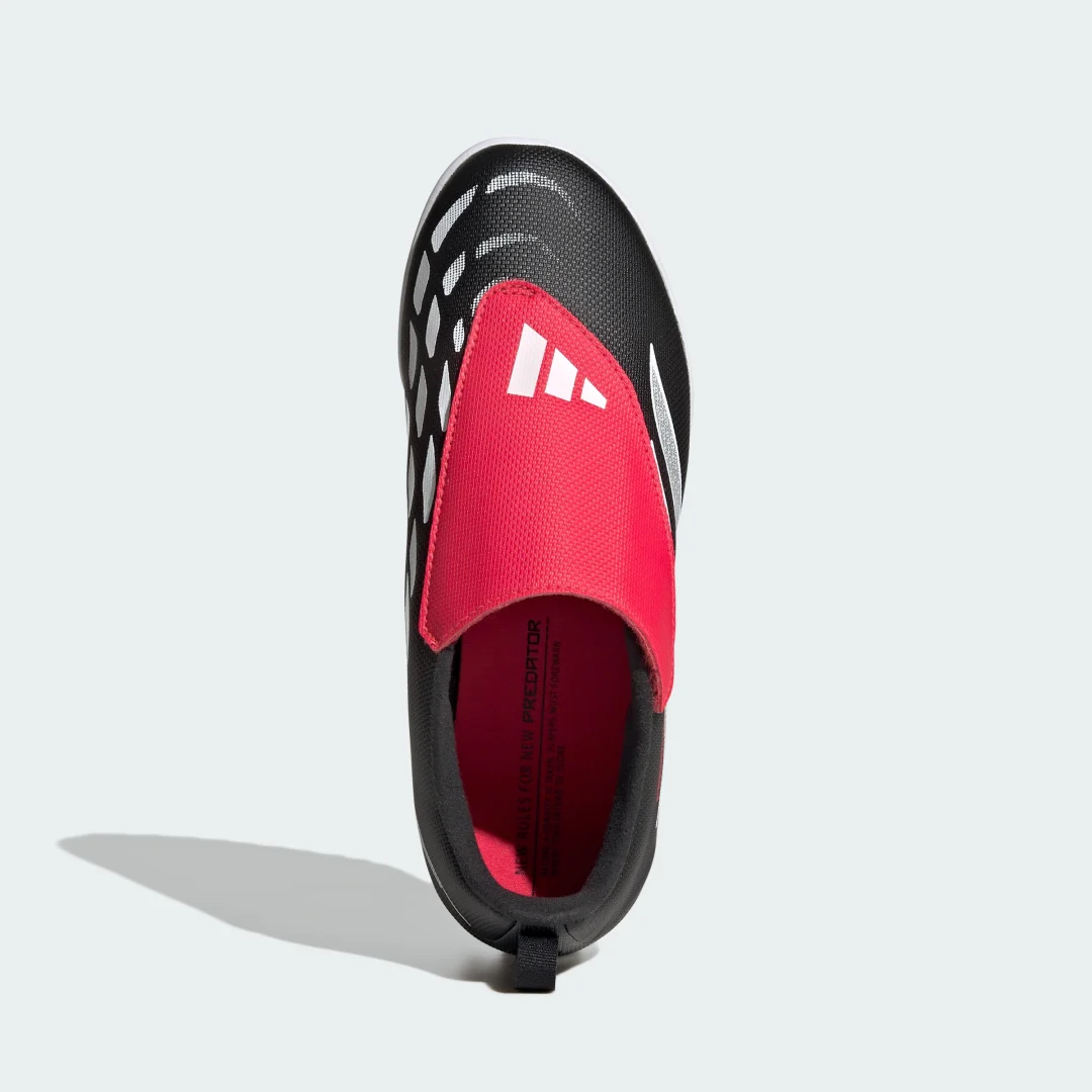 Detalle de Zapatilla Adidas Predator Club moqueta: fútbol casual con lengüeta plegable y velcro