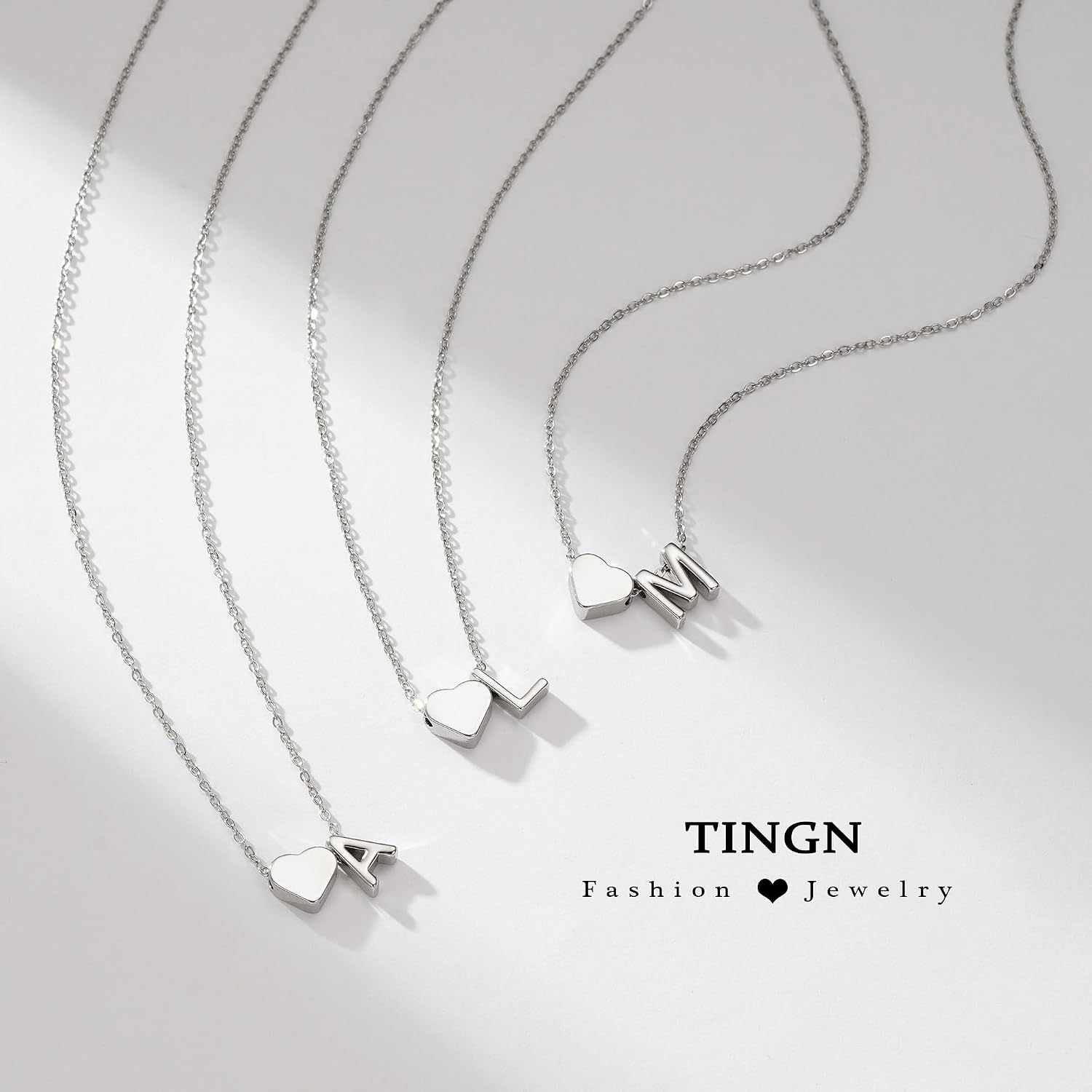 Detalle de TINGN Collana con cuore e lettere A–Z in oro placcato 14K: regalo personalizzato per donne e ragazze