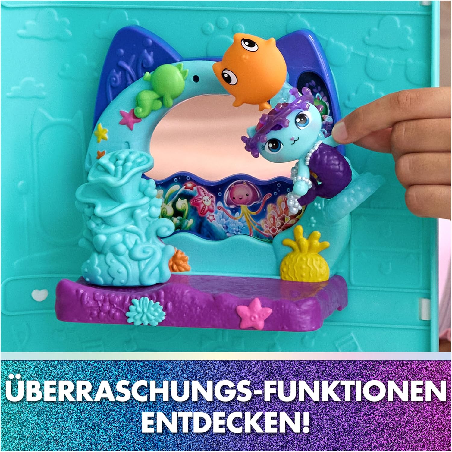 Detalle de DREAMWORKS GABBY’S DOLLHOUSE: Der Film – Balkon-Spielset „Merkätzchens Aquarium“ (7-teilig)