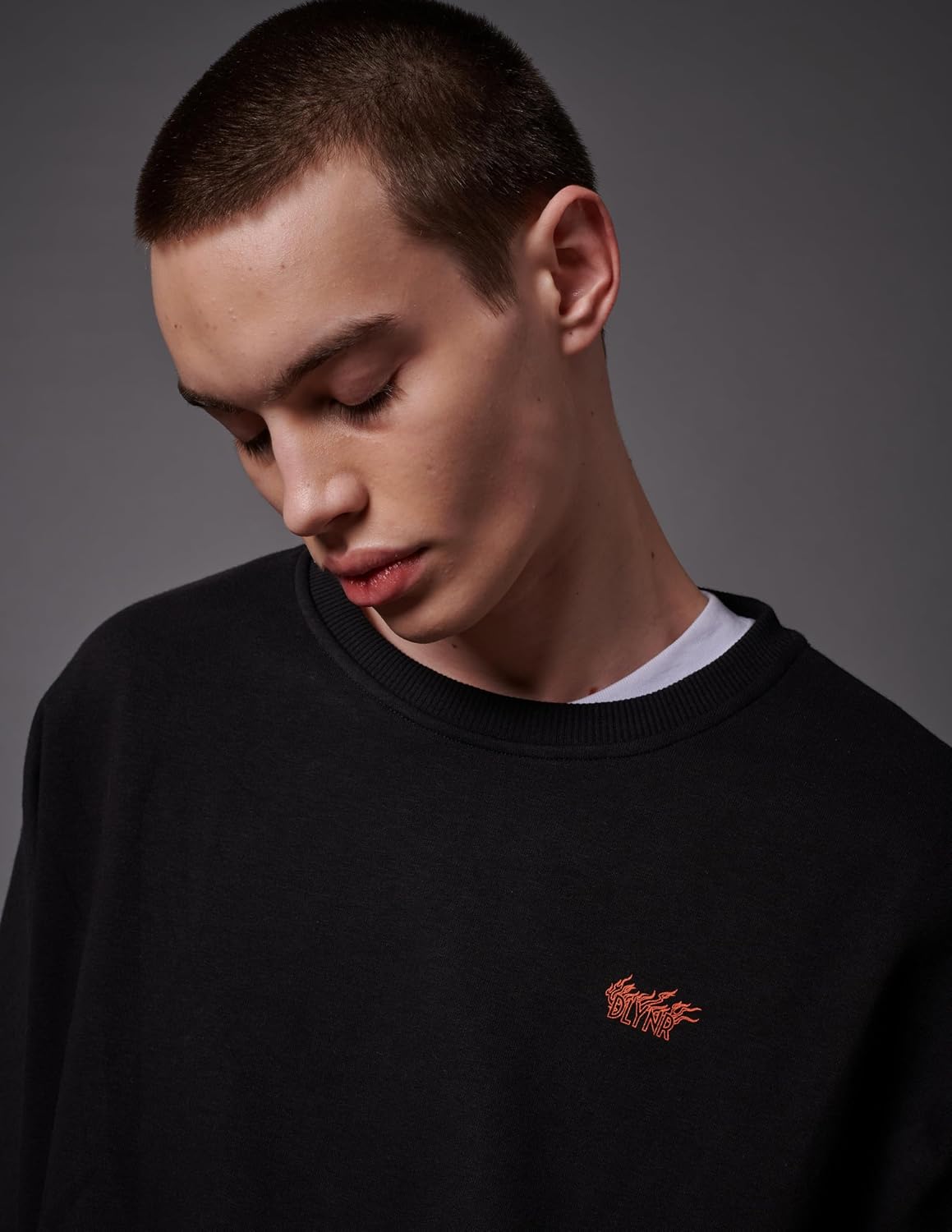 Detalle de Dolly Noire x Pokémon Felpa Charizard Unisex – Hoodie Ricamata in Cotone Misto, Nero