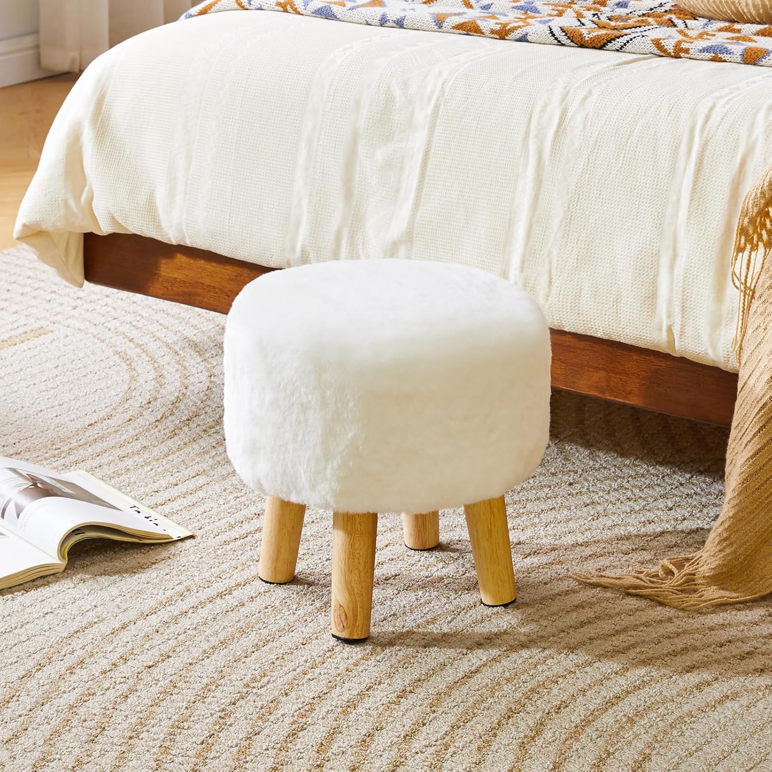 Detalle de YMYNY Rotondo Sgabello Ottomano Poggiapiedi in Poliestere Spugna con Gambe in Legno Antiscivolo, 32×32×32 cm, Bianco HBD035W