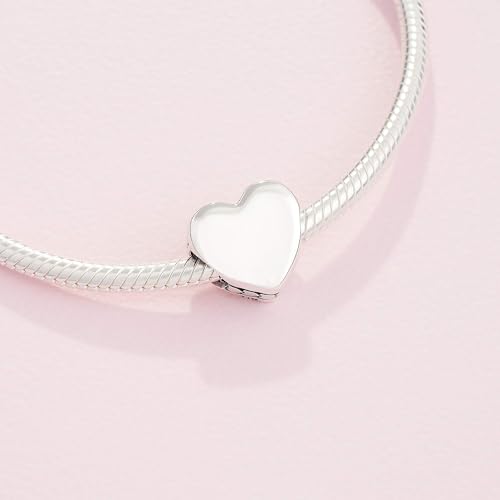 Detalle 2 de Pandora Moments Dije grabable con diseño de corazón en plata de ley