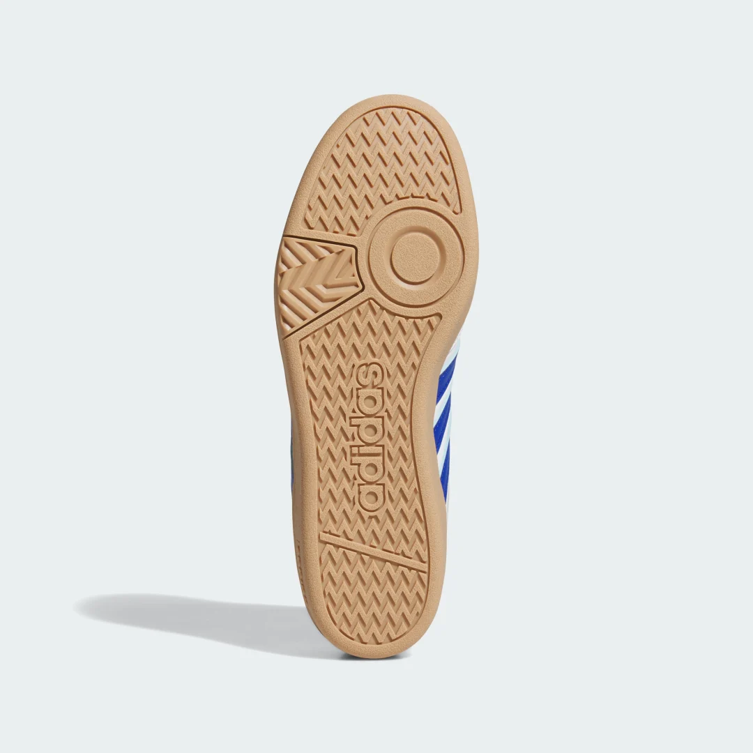 Detalle de Hoops 4.0 de Adidas: zapatilla blanca versátil para uso diario