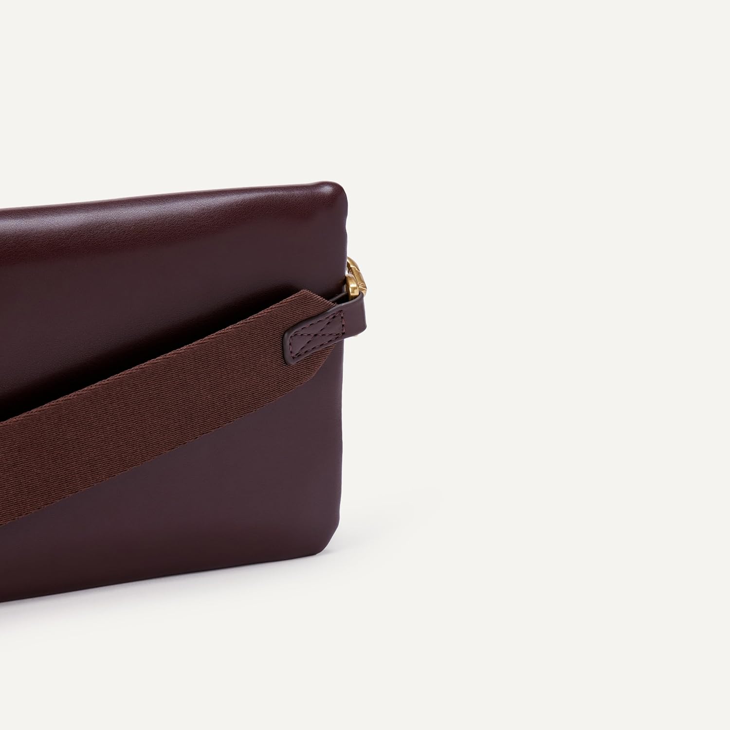 Detalle de Amazon Essentials Women's Lightweight Clutch Crossbody Bag