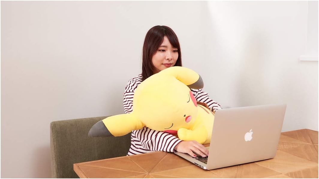 Detalle de タカラトミーアーツ ポケットモンスター すやすやフレンド おうちでリラックス ピカチュウ ぬいぐるみ 幅約74cm