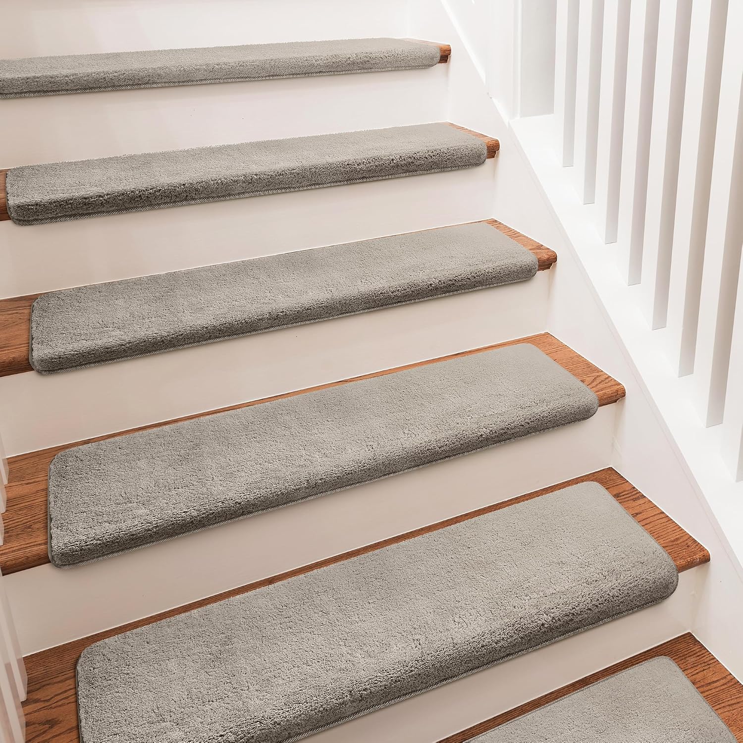 Detalle de PURE ERA Bullnose Stair Treads, 9.5 x 30-Inch Plush Polyester, Cream Gray, 2 Pieces