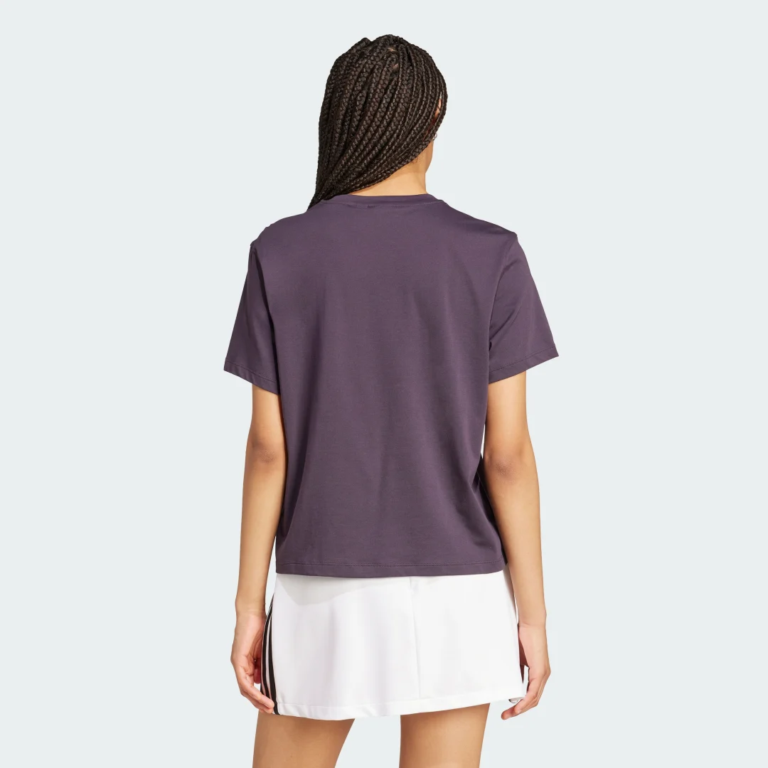 Detalle 2 de Camiseta Adicolor Trefoil Boxy de Adidas — Estilo urbano con corte recto en violeta