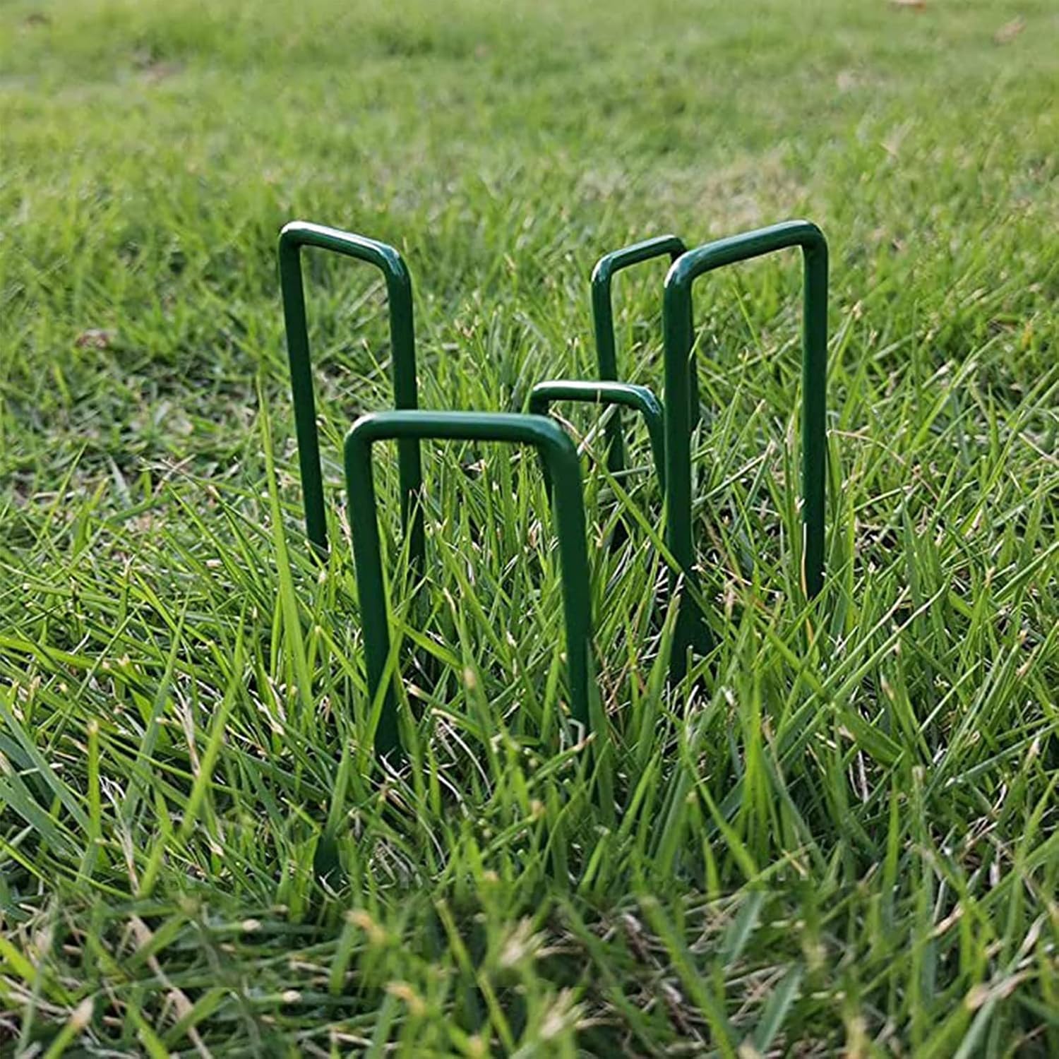 Detalle de YUNSTK 50 pcs U-shaped metal ground pegs for artificial grass and garden netting (green paint)