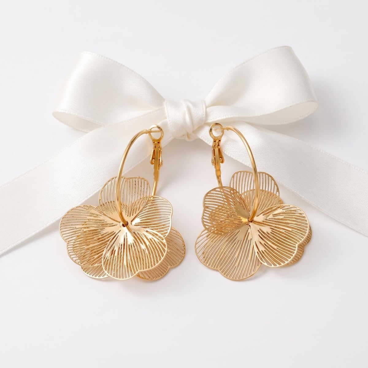 Detalle 2 de Flower Dangle Earrings, 14K Gold-Plated Silver