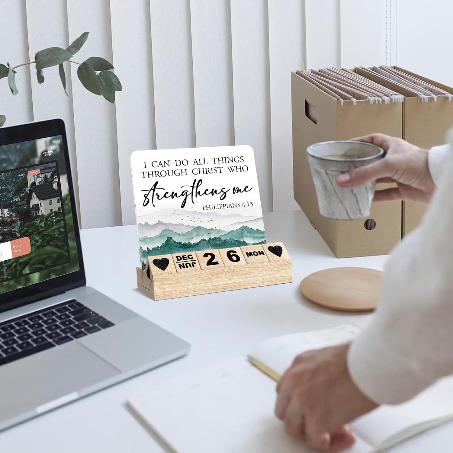 Detalle 1 de Ythuil Inspirational Acrylic Desk Calendar with Wooden Base, 4.2" x 4.2