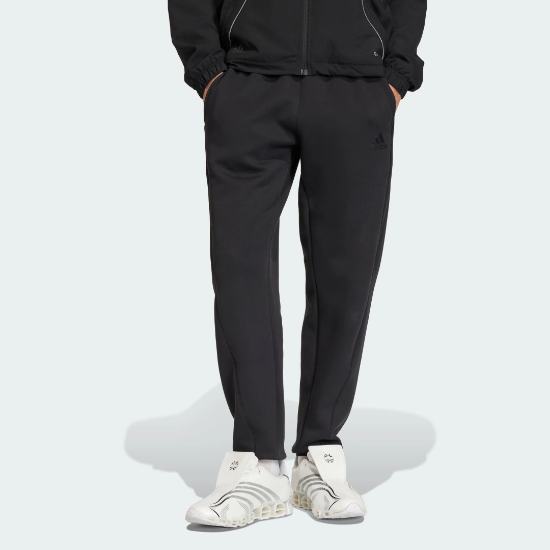 Detalle de PANTALÓN CON PUÑOS SPACER CUTLINE REGULAR de Adidas — versatilidad y estilo urbano