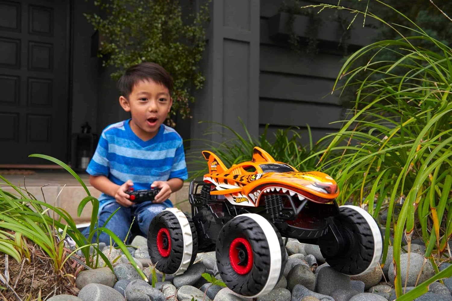 Detalle 2 de Hot Wheels Monster Trucks Tiger Shark l'Inarrestabile – Veicolo radiocomandato 1:15 4x4 per bambini 4+ anni (HGV87)