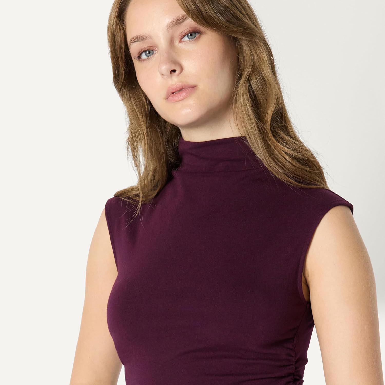 Thumbnail 2 de Amazon Essentials Women's Slim-Fit Sleeveless High-Neck Top