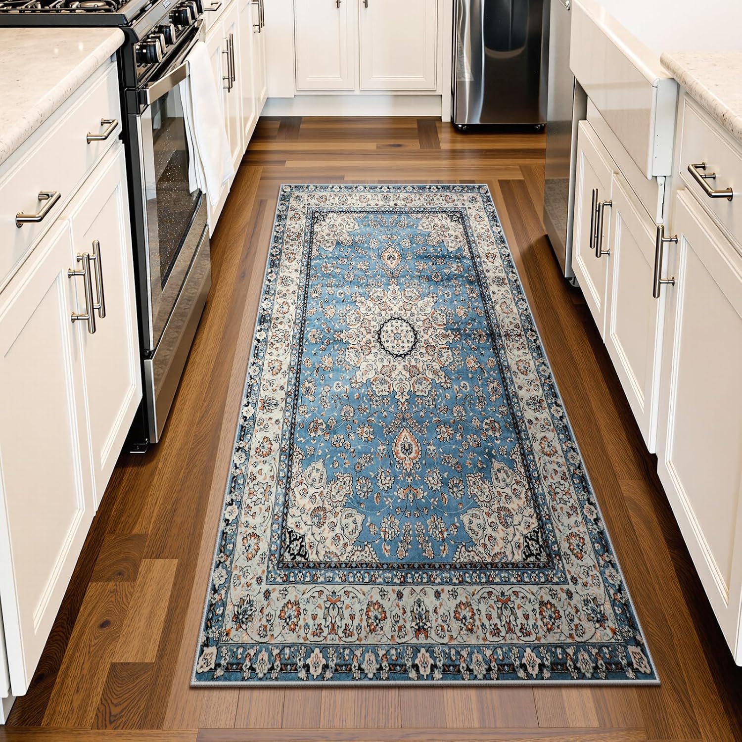 Detalle de Lahome Felice Oriental Floral Medallion Runner Rug, Blue Low-Pile Faux Wool
