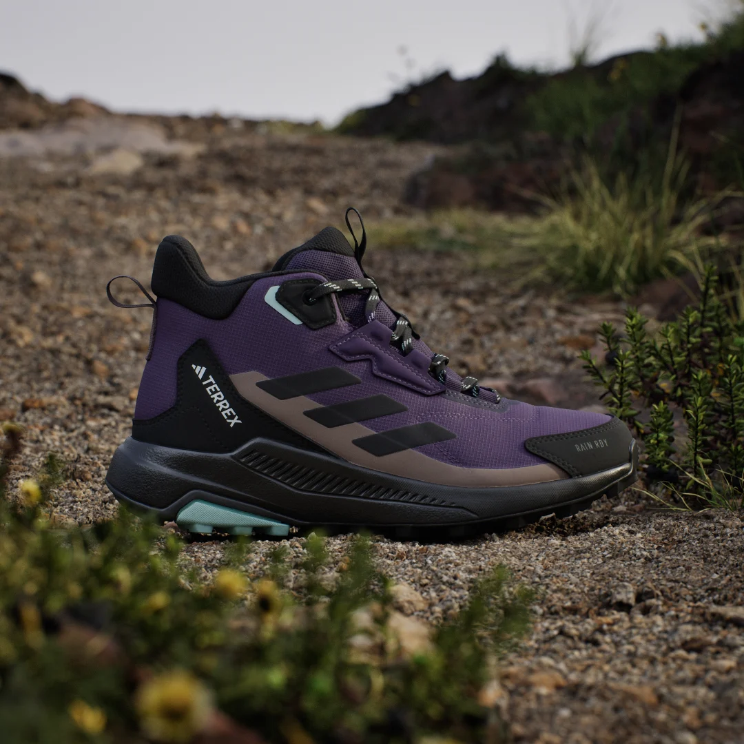 Detalle 2 de adidas Terrex Anylander Mid Rain.Rdy Hiking morada: zapatilla de senderismo media resistente a la lluvia