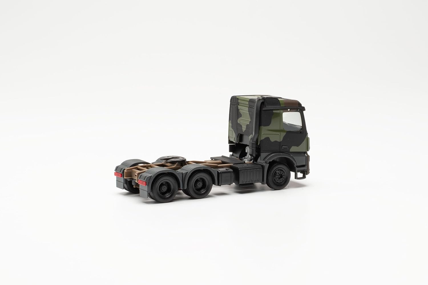 Detalle de Herpa Mercedes-Benz Arocs 6x4 – model ciężarówki 1:87 z dźwigiem i kamuflażem