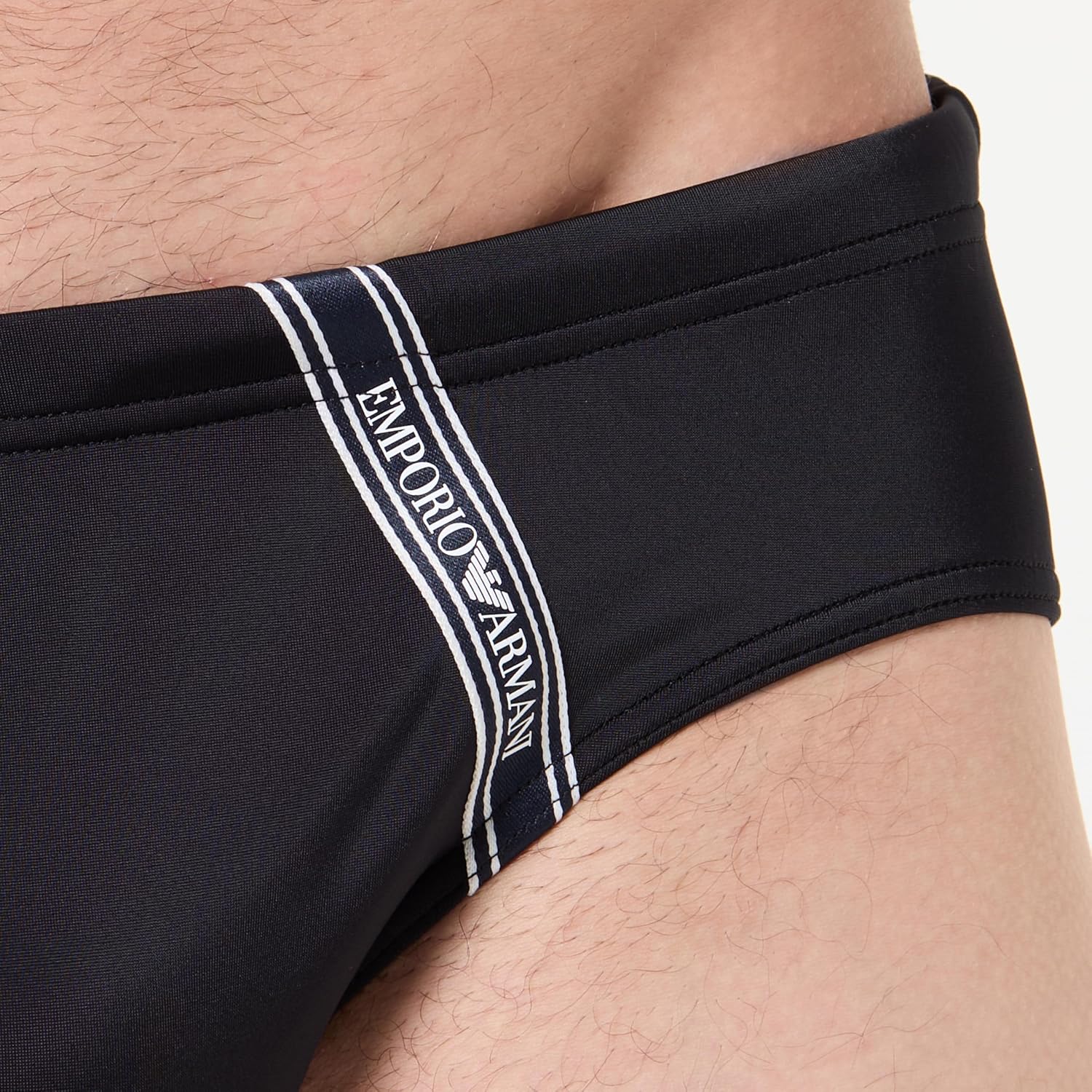 Detalle 2 de Emporio Armani Brief Costume a Slip Uomo: stile e comfort sostenibile per il mare