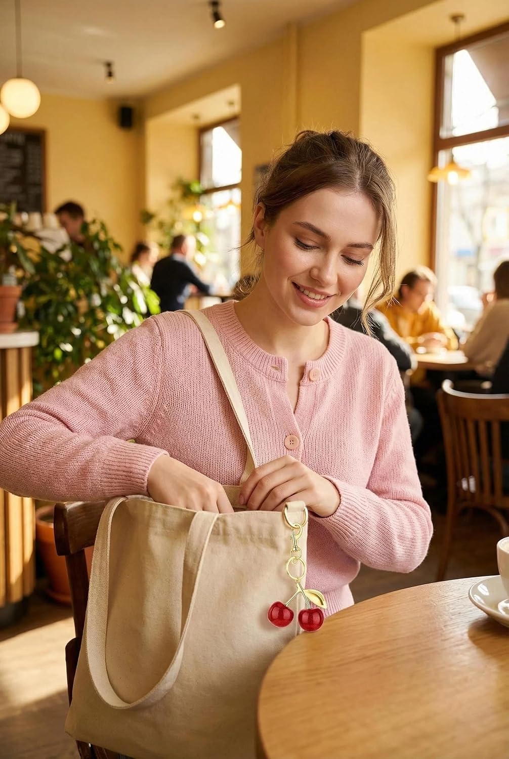 Detalle 2 de GrueGard Porte-clés cerise pour sac (cherry charm) – bijou de sac mignon, attache rapide pour clés et sac à dos