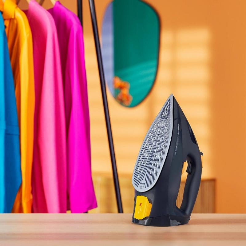Detalle de Plancha a vapor Philips 7000 series DST7060/20 con suela SteamGlide Elite, 3000 W