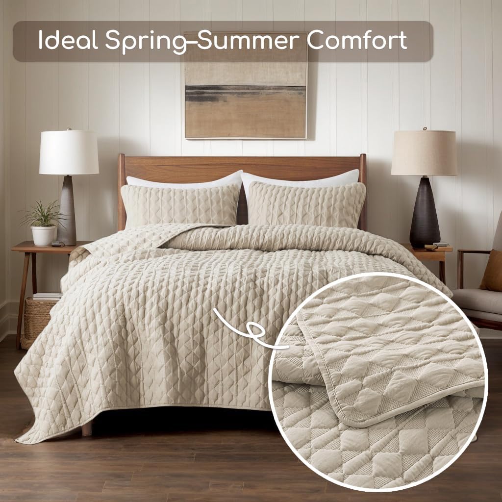 Detalle de Beige Quilt Queen Size Bedding Set with Pillow Shams — 3 Pieces, Lightweight Soft Bedspread Coverlet (90x90)
