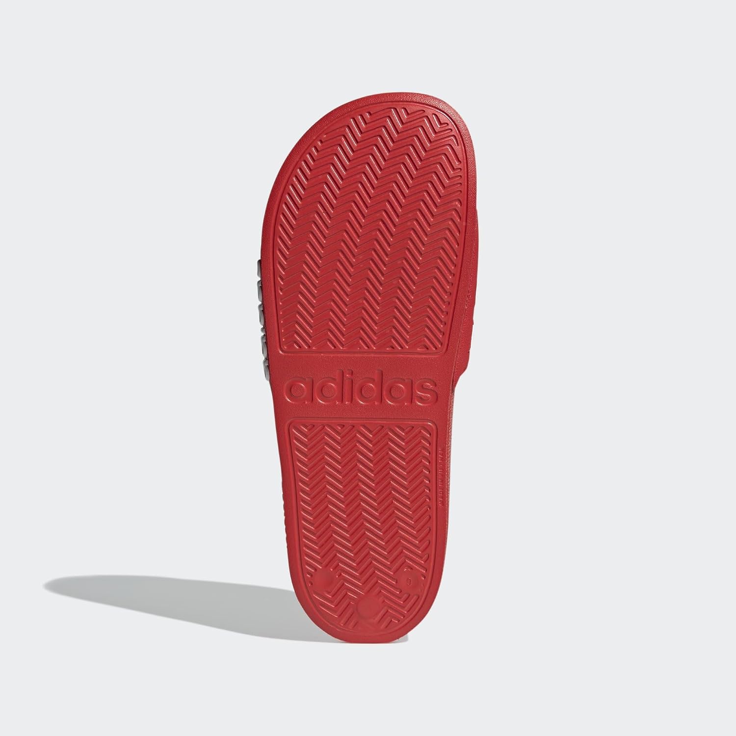 Detalle de adidas Unisex Adilette Shower Slides in Vivid Red/Cloud White, UK 7